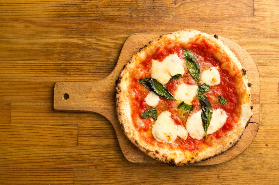Pizza uchvátila svět. Jak se pokrm připravuje a jaké druhy jsou nejoblíbenější?